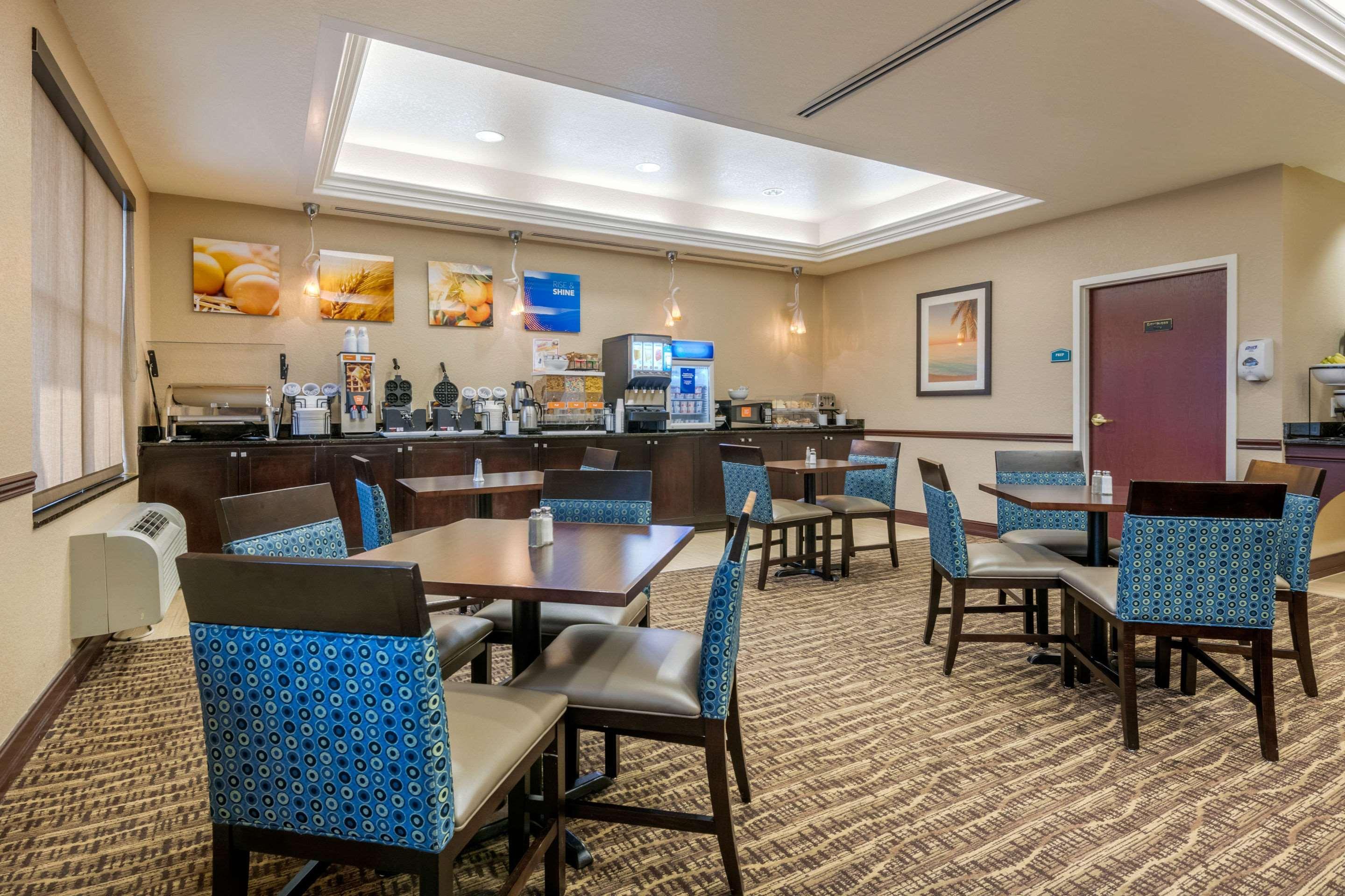 Comfort Inn & Suites Northeast - Gateway Sankt Petersburg Zewnętrze zdjęcie