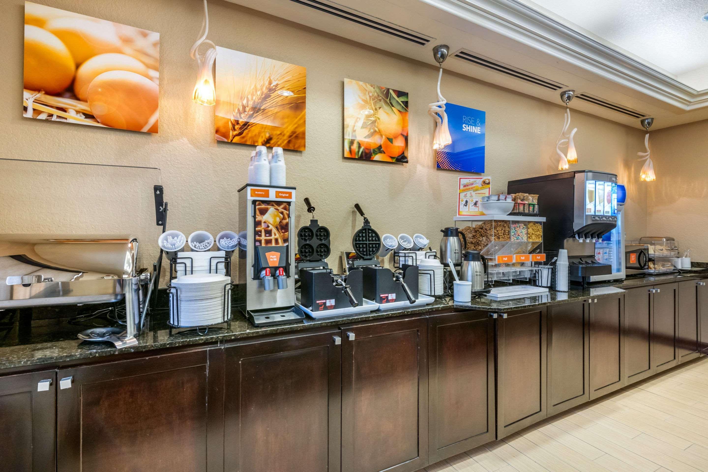 Comfort Inn & Suites Northeast - Gateway Sankt Petersburg Zewnętrze zdjęcie