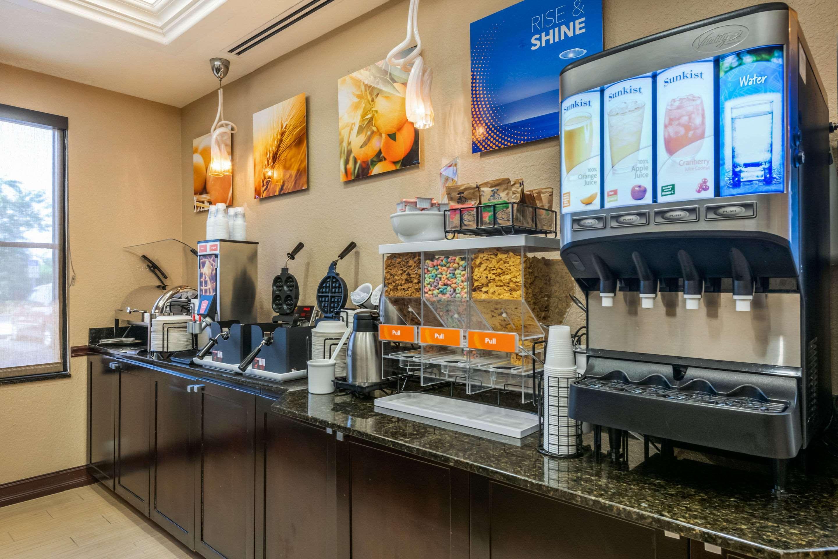Comfort Inn & Suites Northeast - Gateway Sankt Petersburg Zewnętrze zdjęcie