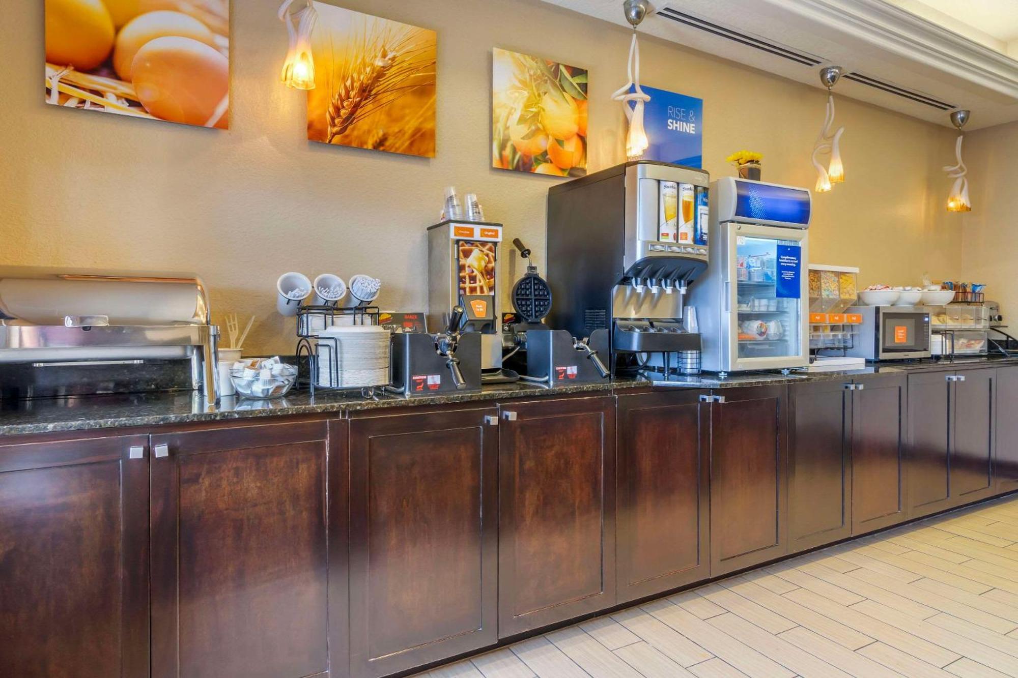 Comfort Inn & Suites Northeast - Gateway Sankt Petersburg Zewnętrze zdjęcie