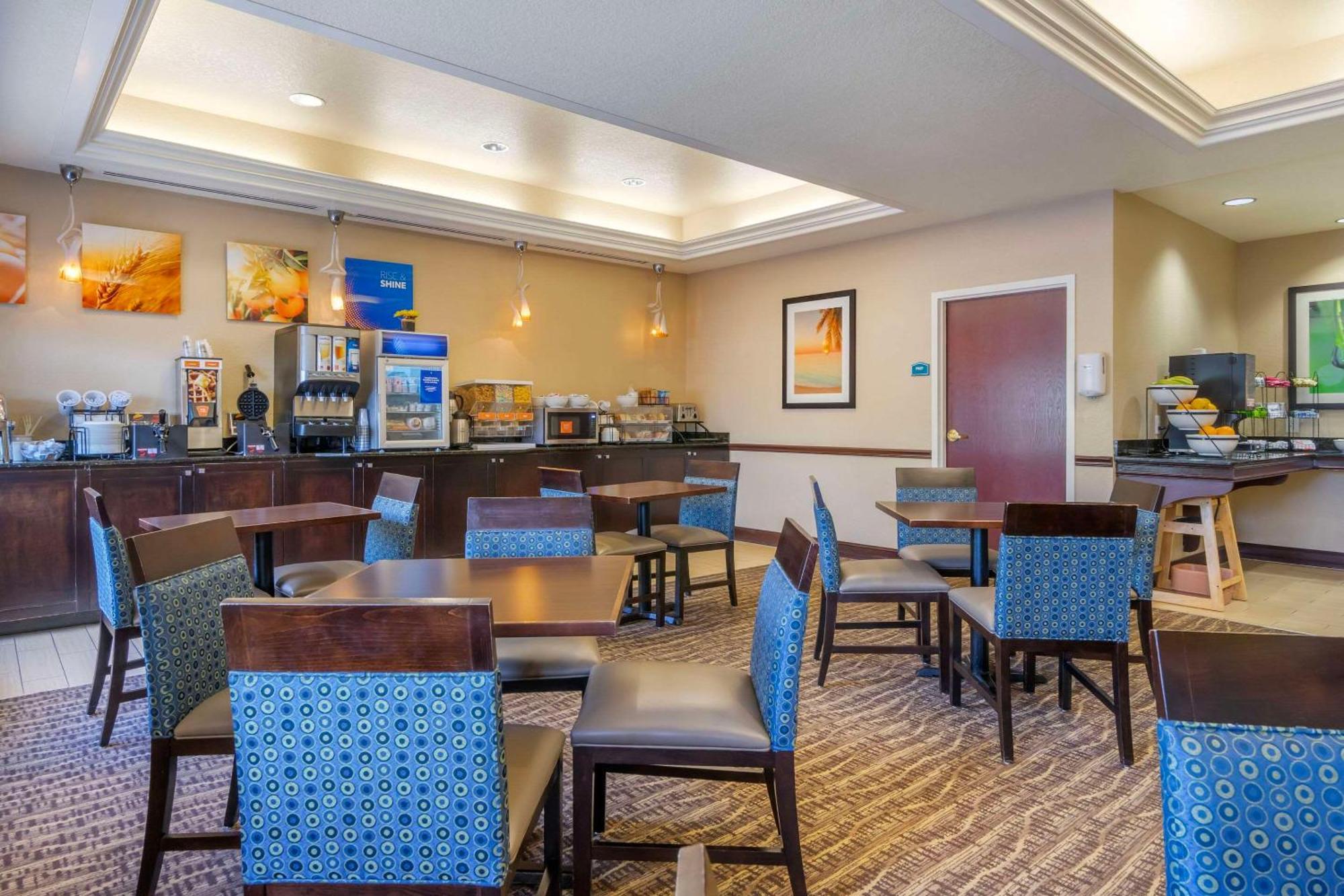 Comfort Inn & Suites Northeast - Gateway Sankt Petersburg Zewnętrze zdjęcie