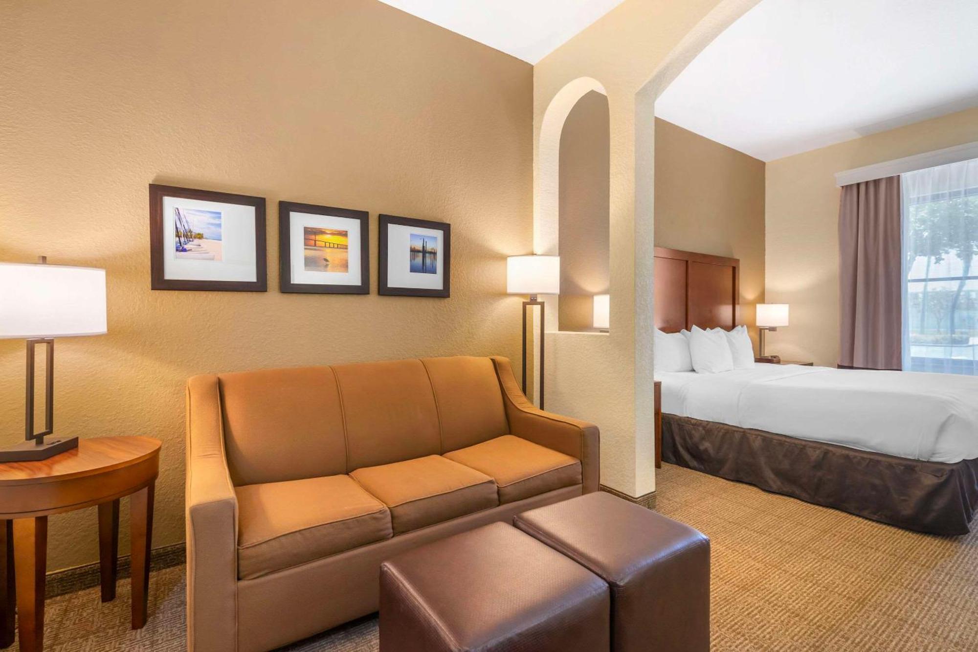 Comfort Inn & Suites Northeast - Gateway Sankt Petersburg Zewnętrze zdjęcie