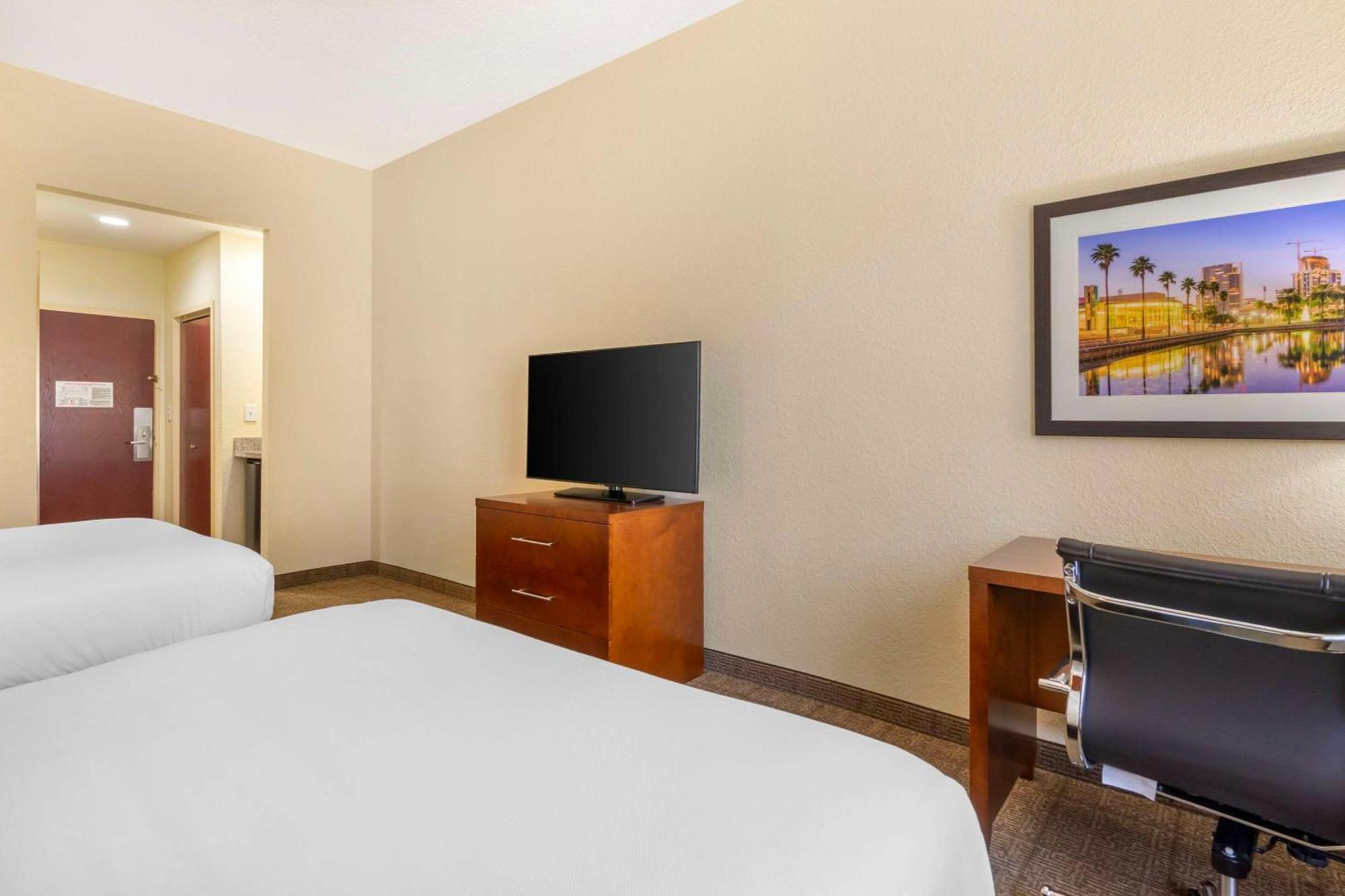 Comfort Inn & Suites Northeast - Gateway Sankt Petersburg Zewnętrze zdjęcie