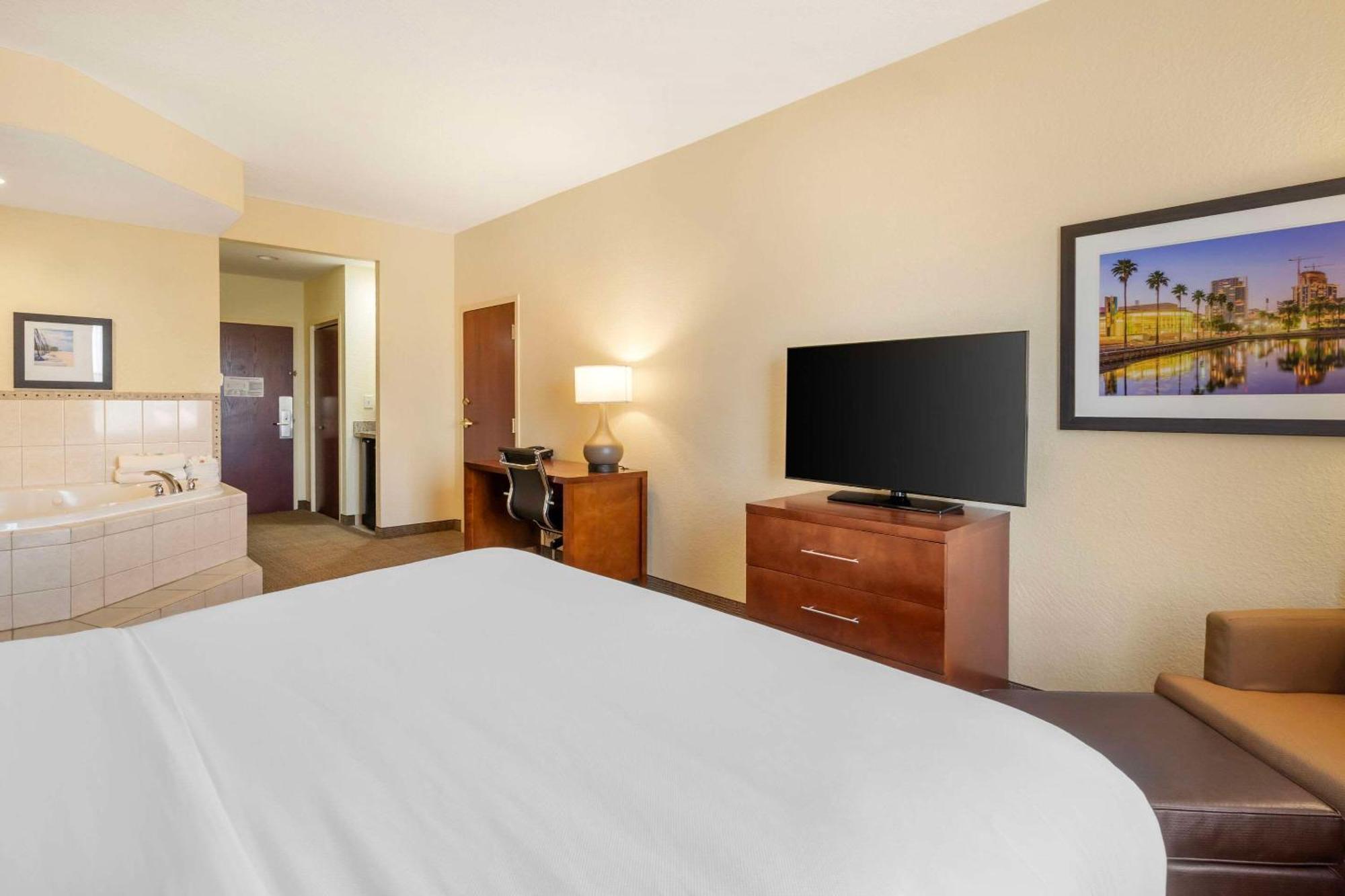 Comfort Inn & Suites Northeast - Gateway Sankt Petersburg Zewnętrze zdjęcie