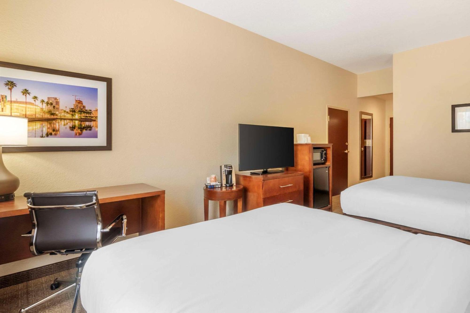 Comfort Inn & Suites Northeast - Gateway Sankt Petersburg Zewnętrze zdjęcie